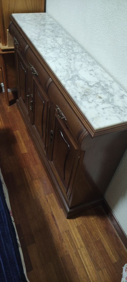 Taquillón de madera grande