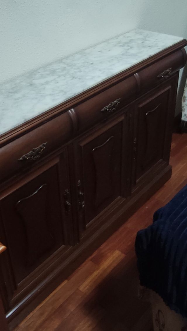 Taquillón de madera grande