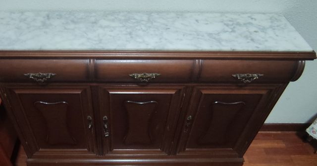 Taquillón de madera grande