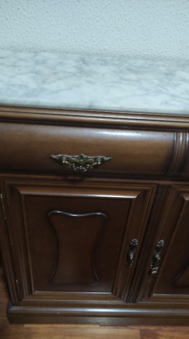 Taquillón de madera grande