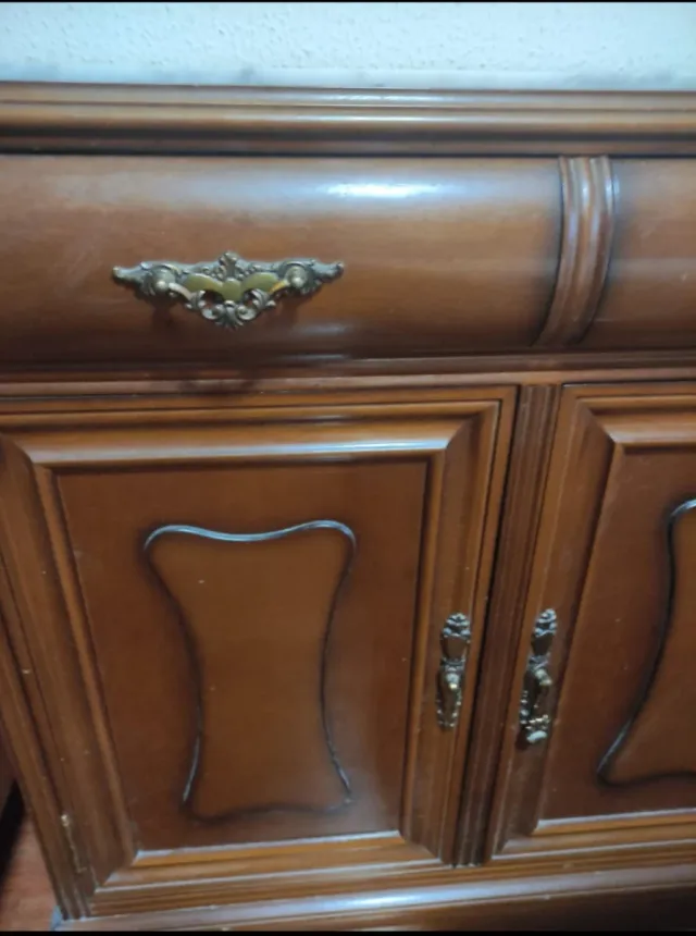 Taquillón de madera grande