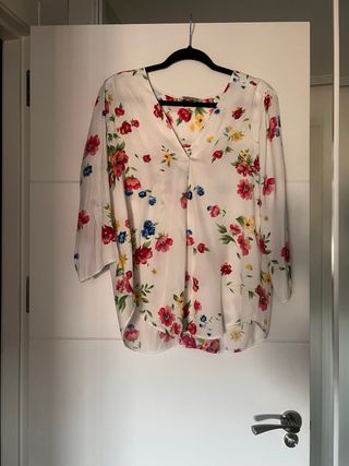 Blusa de flores de Stradivarius