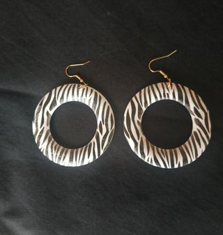 Pendientes largos de cebra redondos