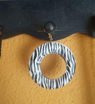 Pendientes largos de cebra redondos