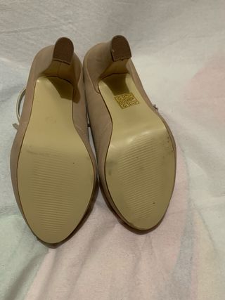 Zapatos nude con pulsera