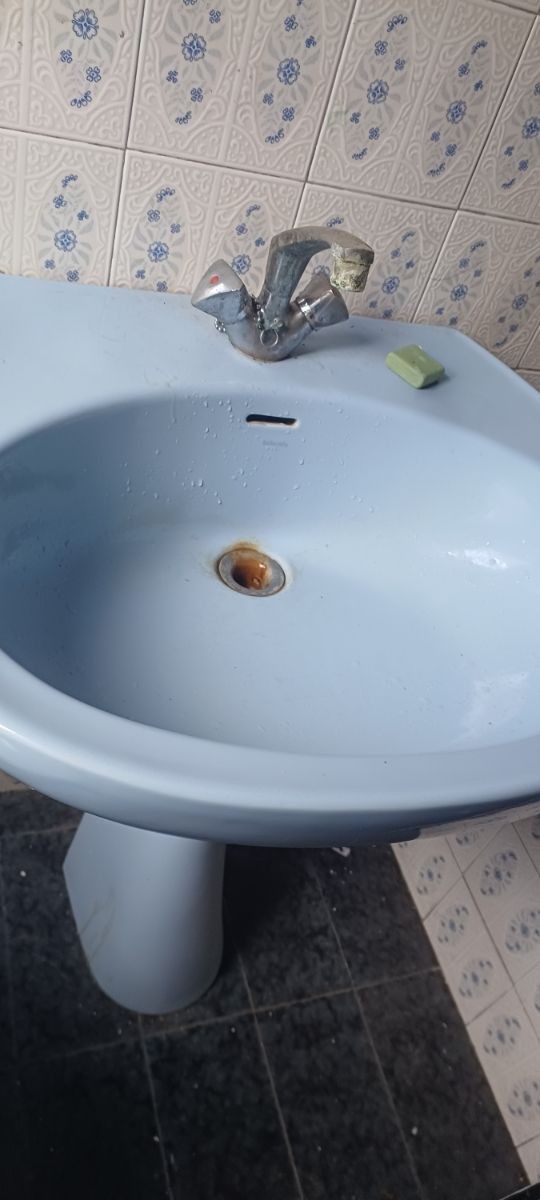 Lavabo antiguo y bidet ceramica