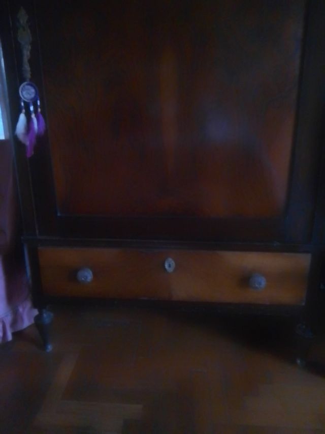 Mueble muy antiguo.