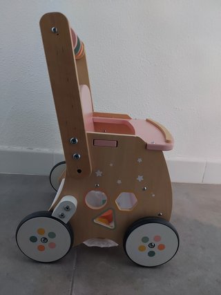 Carrito andador con silla para muñeca.