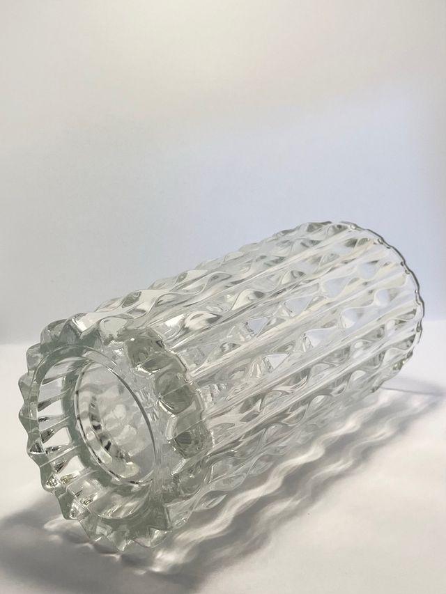 Jarrón de vidrio facetado