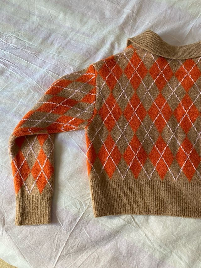 Jersey rombos naranjas cuello polo Zara