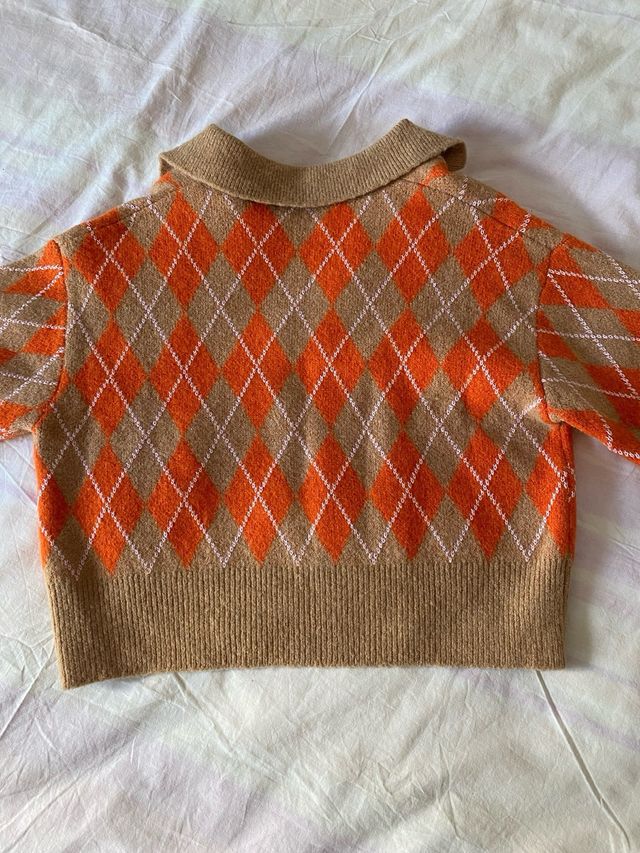 Jersey rombos naranjas cuello polo Zara