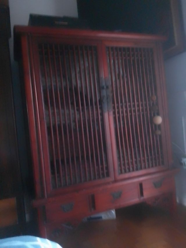 Mueble muy antiguo.