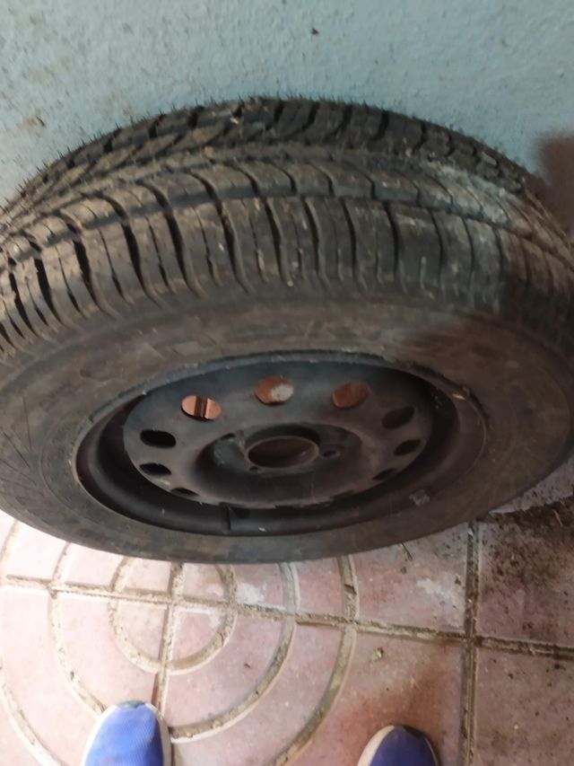Llantas de hierro y neumáticos en buen estado