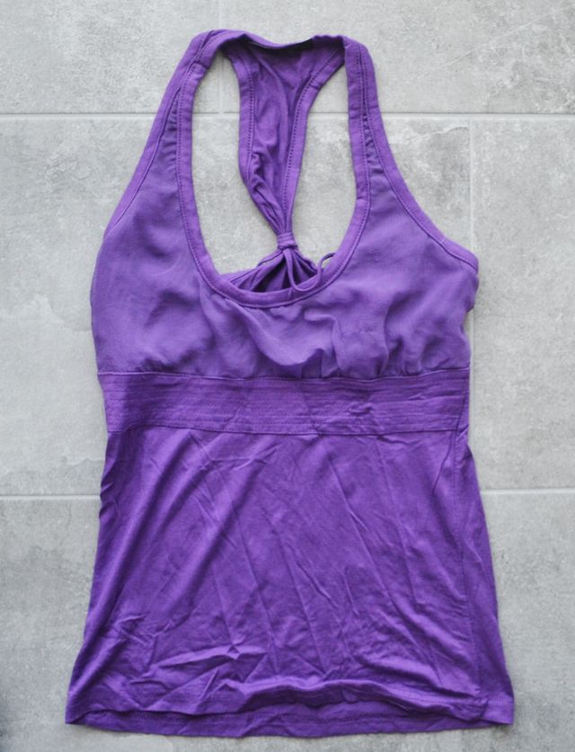 canotta viola con nappine