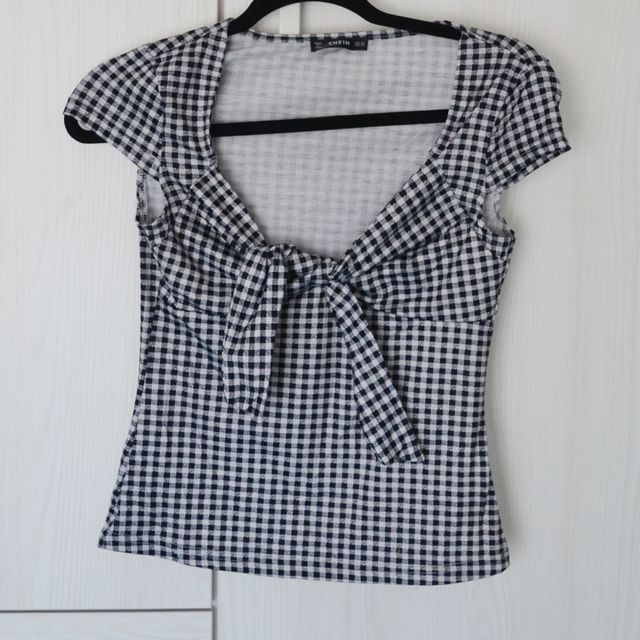 top quadretti bianco nero con nodo