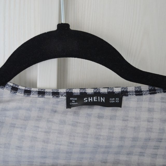 top quadretti bianco nero con nodo