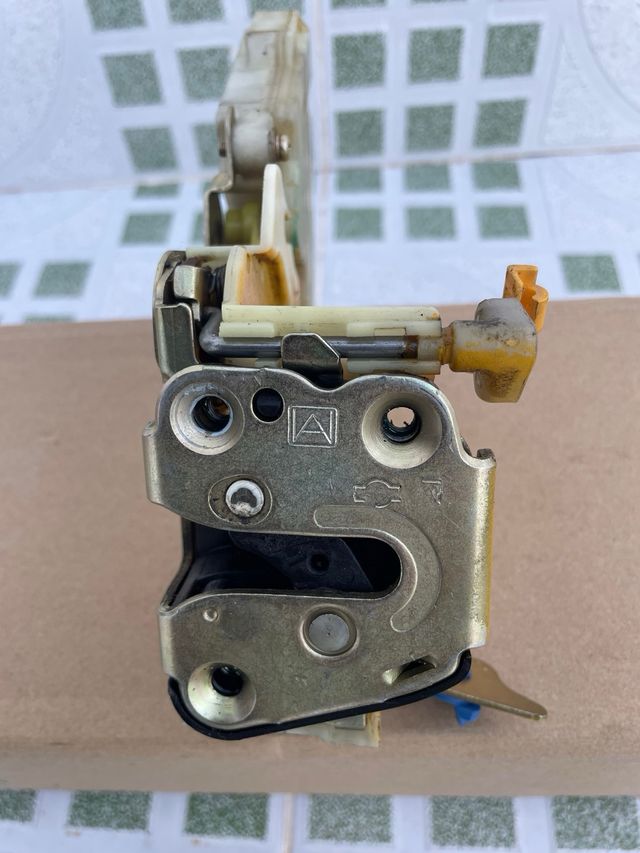 Cerradura porton trasero nissan terrano