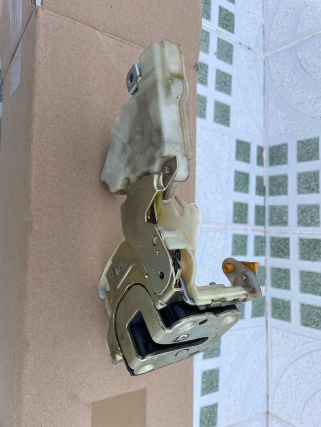 Cerradura porton trasero nissan terrano