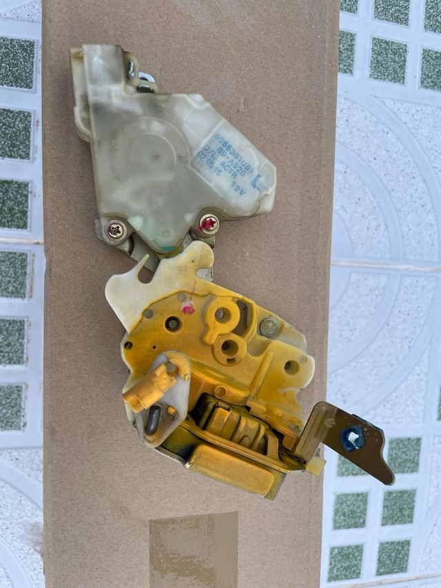 Cerradura porton trasero nissan terrano