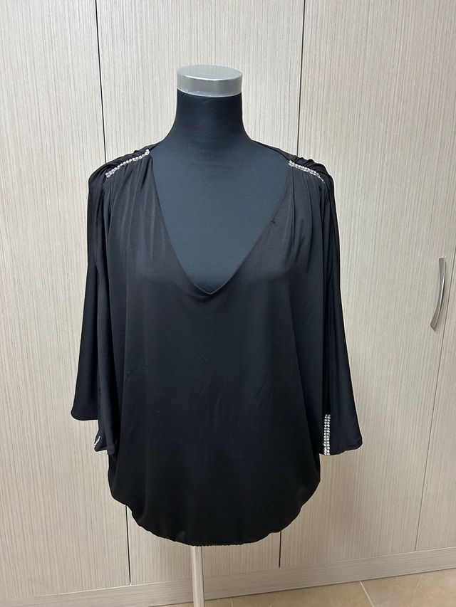 Blusa negra con strass