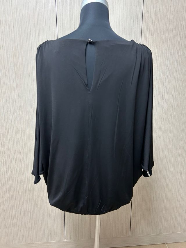 Blusa negra con strass