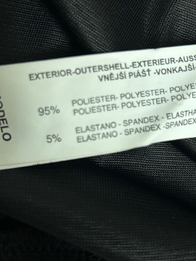 Blusa negra con strass