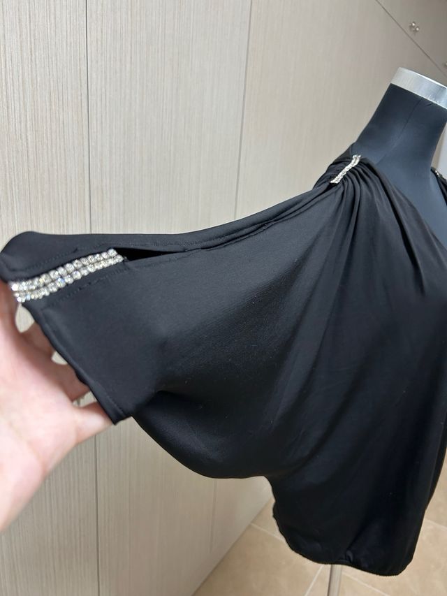 Blusa negra con strass