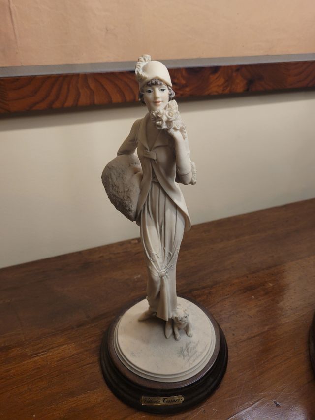 Scultura di donna con cane