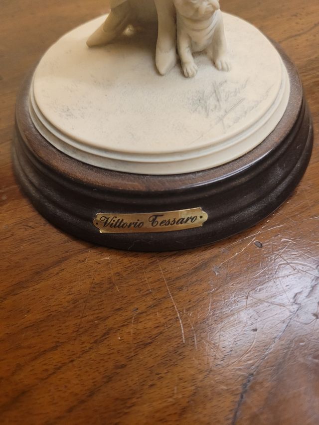 Scultura di donna con cane