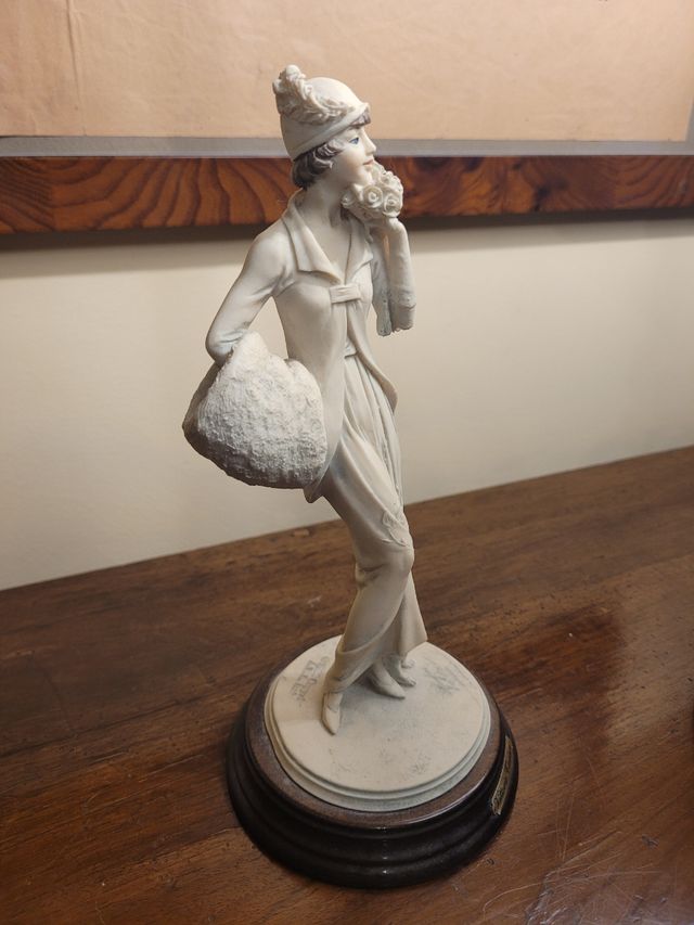 Scultura di donna con cane