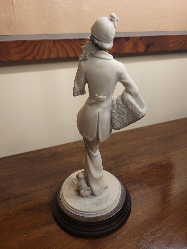 Scultura di donna con cane