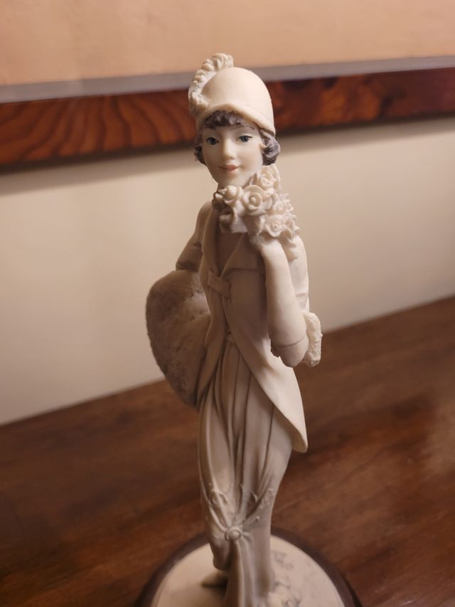 Scultura di donna con cane