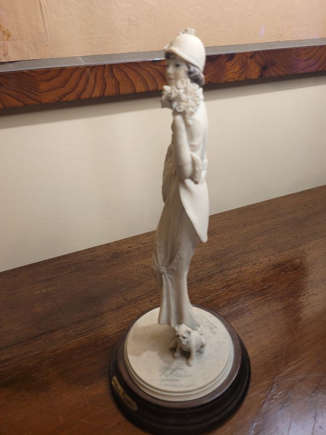 Scultura di donna con cane