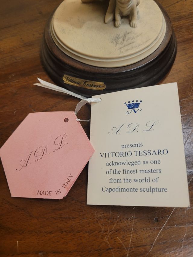 Scultura di donna con cane