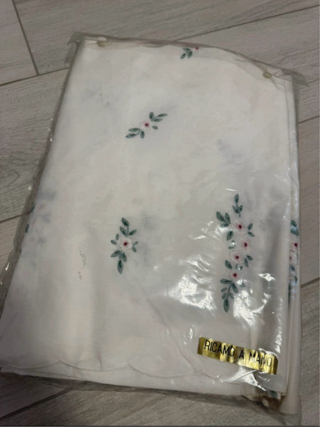 Tovaglia ricamata a mano 12 persone