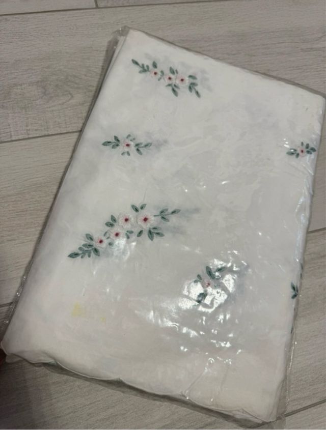 Tovaglia ricamata a mano 12 persone