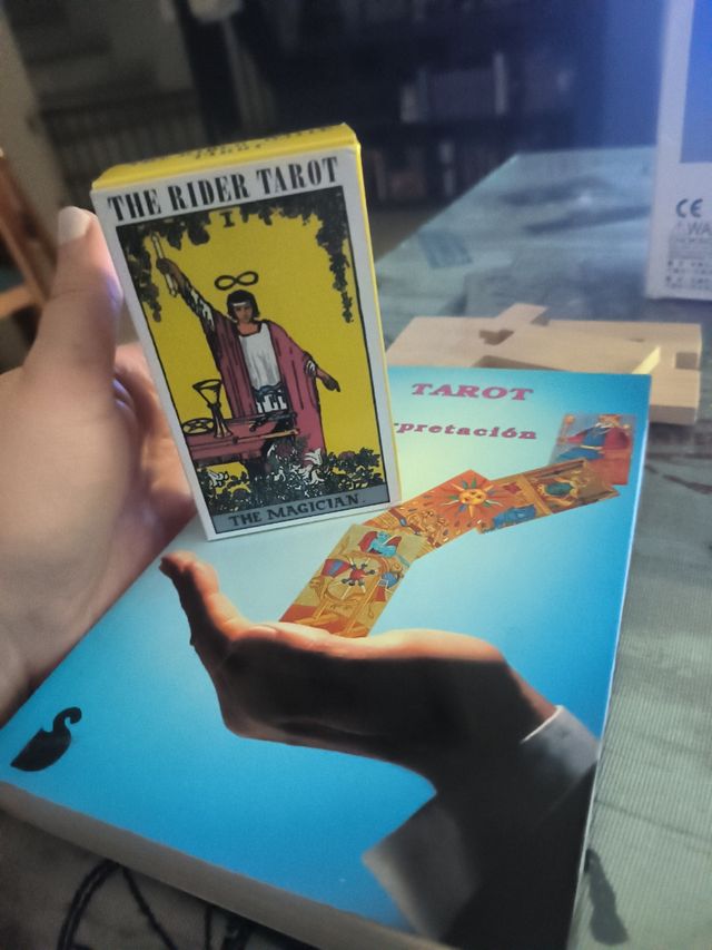 Libro del tarot y cartas