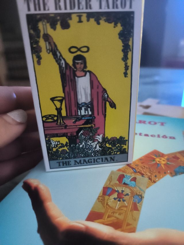 Libro del tarot y cartas