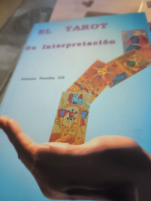 Libro del tarot y cartas