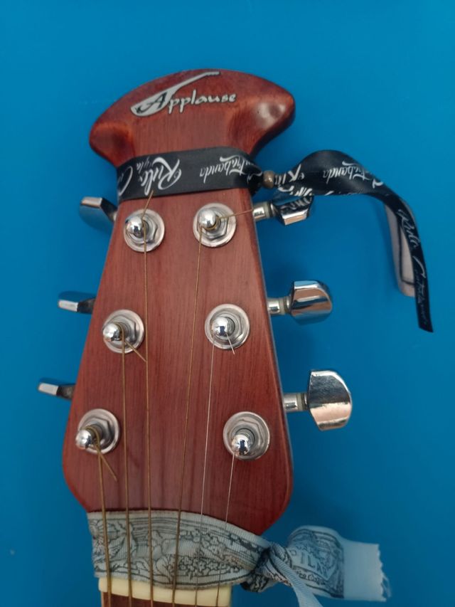 Guitarra electroacústica OVATION