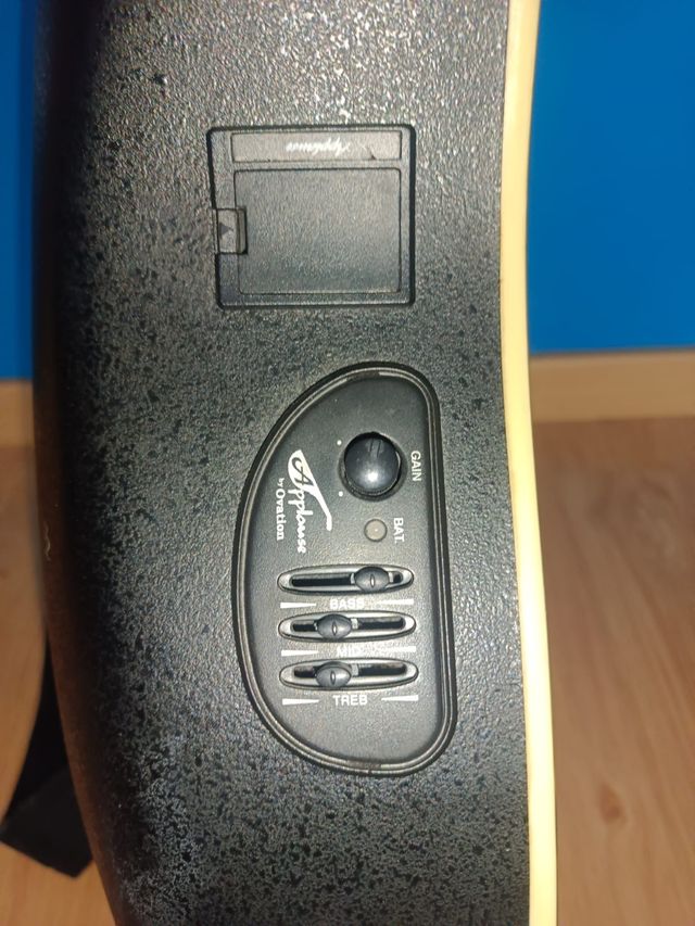 Guitarra electroacústica OVATION