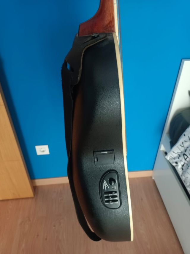 Guitarra electroacústica OVATION