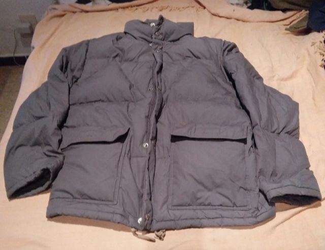 Plumón gris marca Aldo