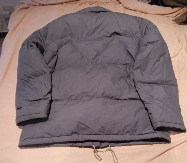 Plumón gris marca Aldo