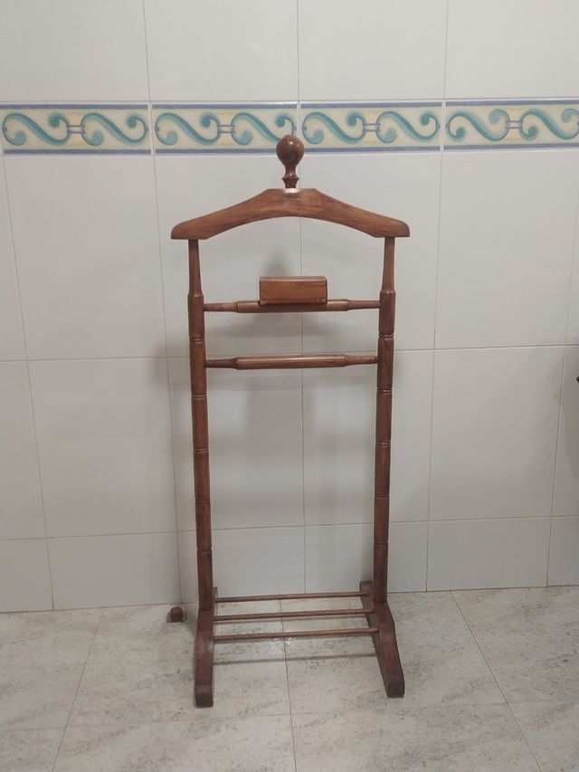 Galán de noche de madera natural