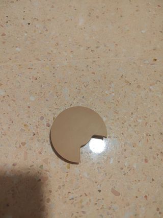 Pieza para tapar agujeros cables escri