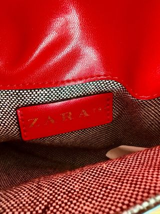 Zara. Riñonera roja