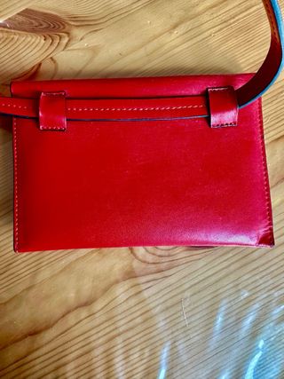 Zara. Riñonera roja