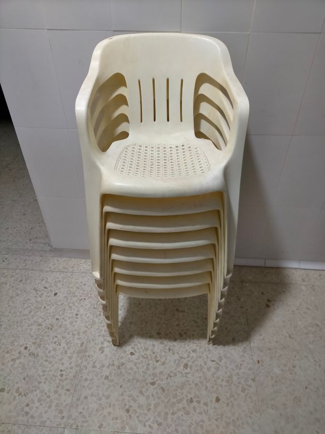 8 Sillas de resina 100%