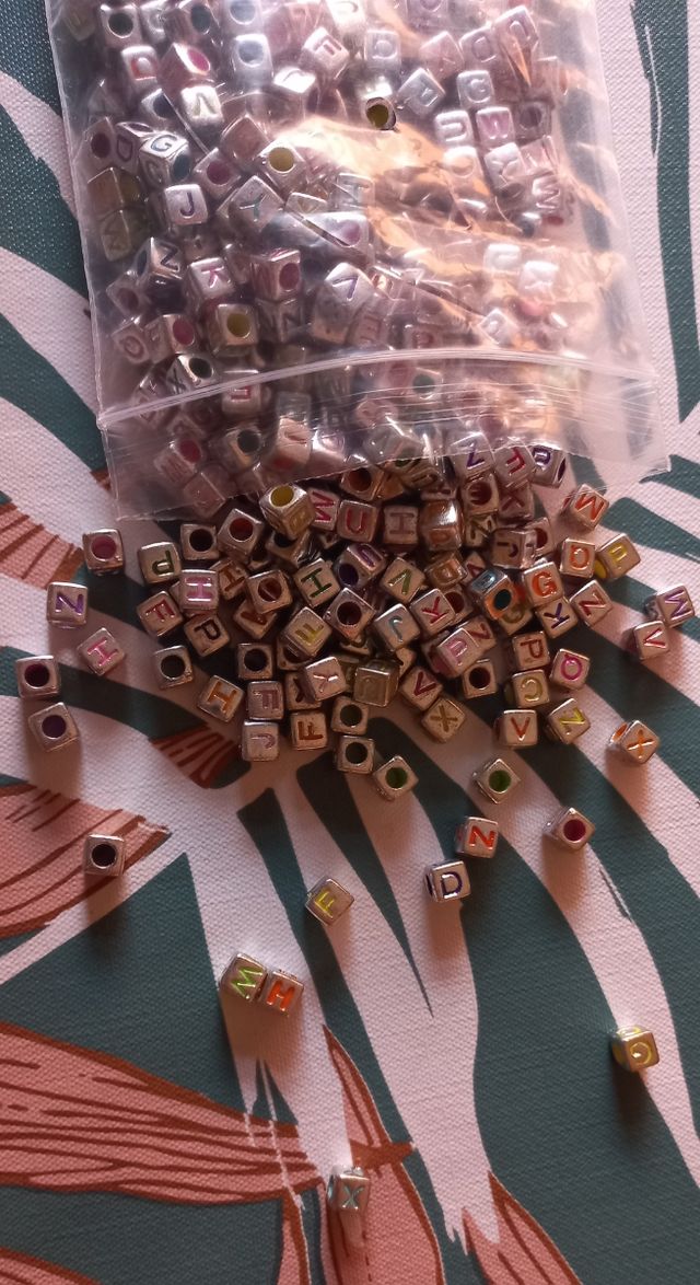 Cuentas plateadas con letras (500unid)